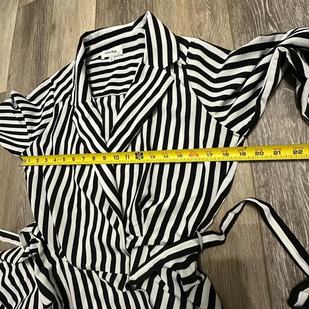 🛍️ Leo & Viola black and white striped unique wrap shirt excellent condition. - Picture 9 of 10